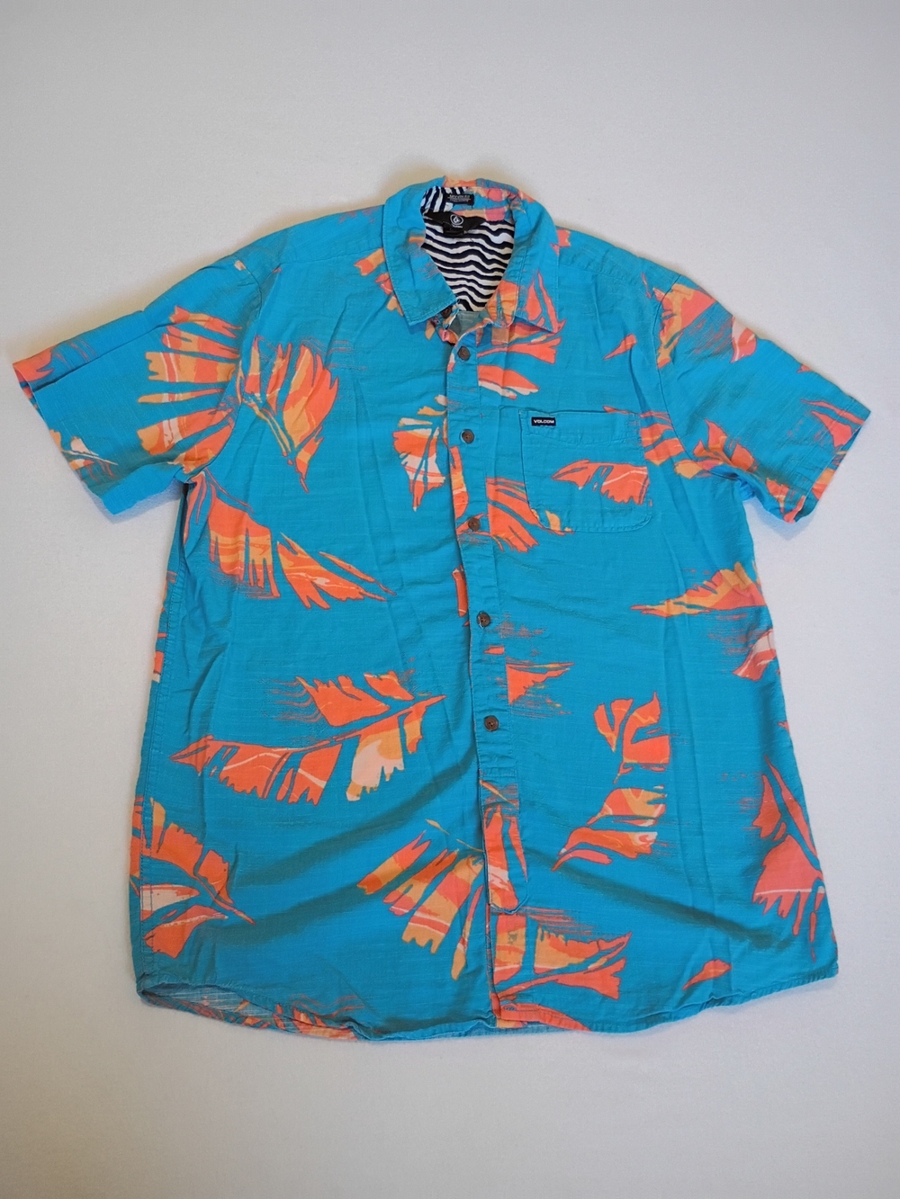 Volcom Men's Turquoise Short Sleeve Button-Down with Coral Feather Print Size L